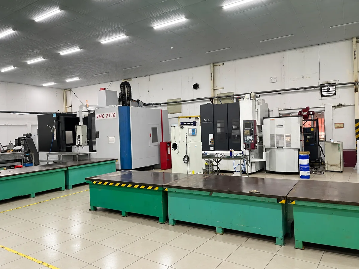 Large-bed CNC machining center and setup tables for big plates and frames at Far East High Tech