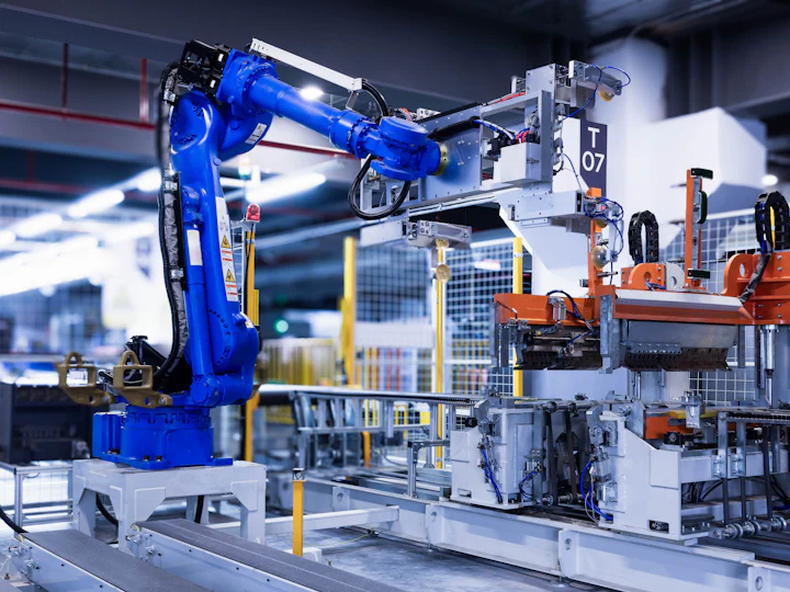 Industrial robot arm working in an automated factory cell